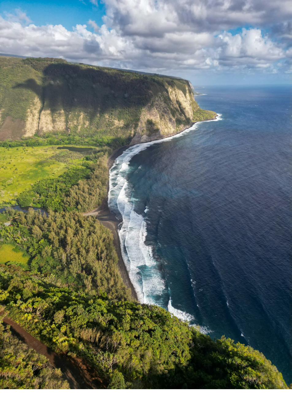 Waipi'o Valley lookout point with stunning ocean views
